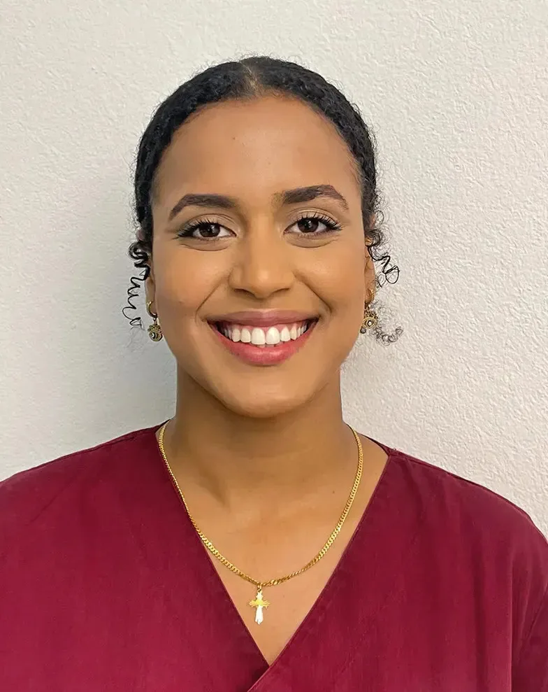 Man sieht eine junge Frau.